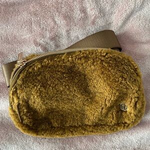 Lululemon Everywhere Belt Bag Sherpa Burnt Caramel